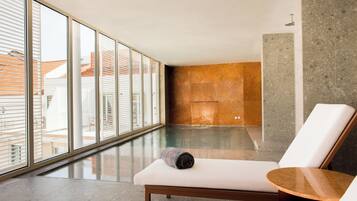 Una piscina cubierta