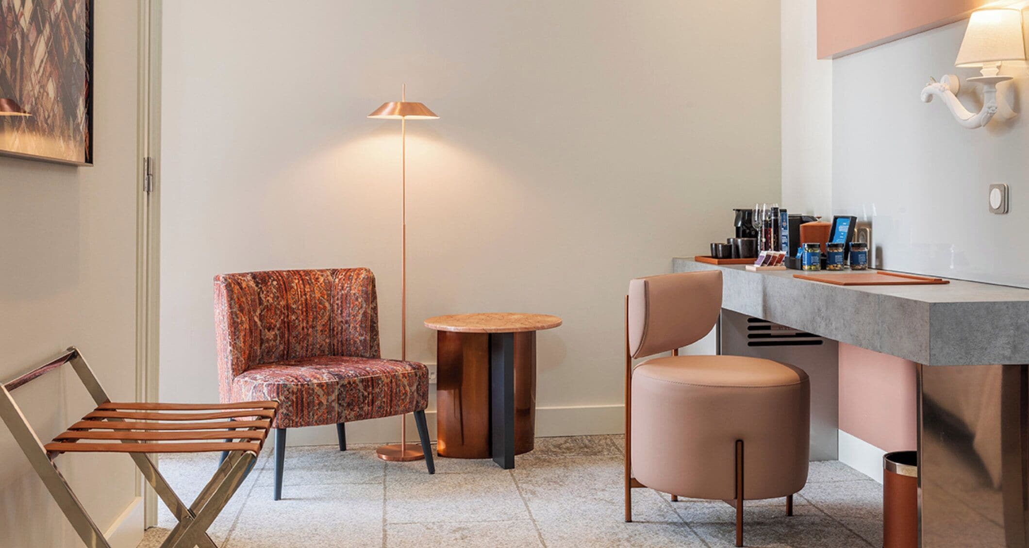 Une cuisine moderne et compacte avec une table ronde, deux chaises, un canapé et une lampe sur pied.