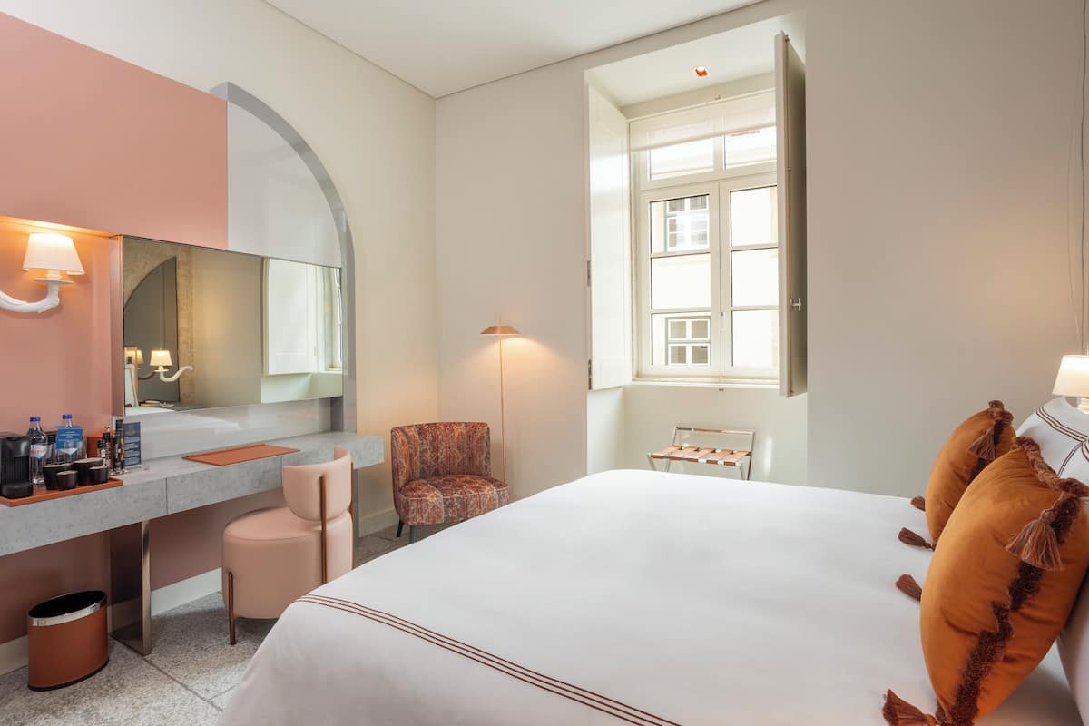 Deluxe Room, 1 King Bed | 1 bedroom, hypo-allergenic bedding, minibar, in-room safe