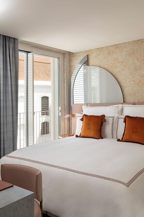 Deluxe kamer, 1 kingsize bed (Cloister View) | Hypoallergeen beddengoed, een minibar, een kluis op de kamer