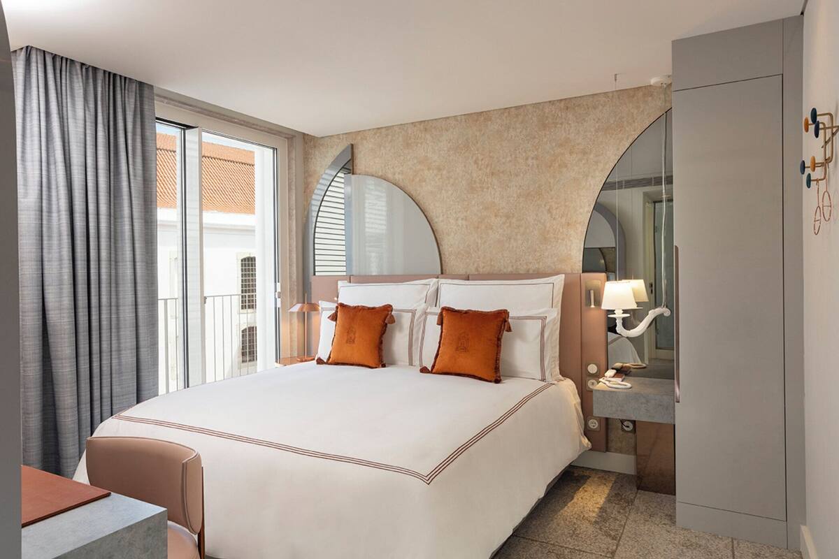 Hypo-allergenic bedding, minibar, in-room safe, blackout curtains