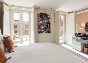 ห้องพรีเมียม, เตียงคิงไซส์ 1 เตียง, ระเบียง (Cloister View, Furnished Terrace) | 1 ห้องนอน, เครื่องนอนป้องกันสารก่อภูมิแพ้, มินิบาร์, ตู้นิรภัยในห้องพัก