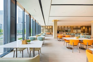 Se sirven desayunos y cocina fusión