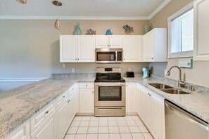 Fridge, microwave, stovetop, dishwasher