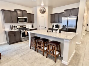 Fridge, microwave, oven, stovetop - ⭐️ Western Style Casita with 3BR and a Fitness Room and BBQ grill (Las Cruces)