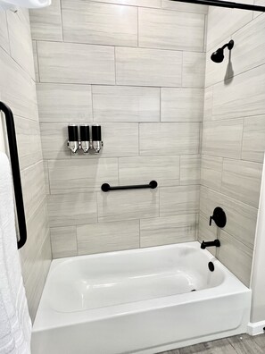 Dusche, Haartrockner, Bidet, Handtücher