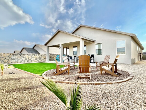 Terrace/patio - ⭐️ Western Style Casita with 3BR and a Fitness Room and BBQ grill (Las Cruces)