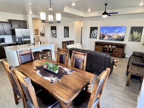 Dining - ⭐️ Western Style Casita with 3BR and a Fitness Room and BBQ grill (Las Cruces)