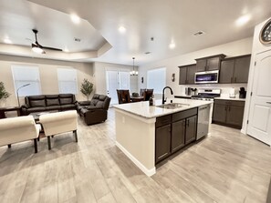 Smart TV, books - ⭐️ Western Style Casita with 3BR and a Fitness Room and BBQ grill (Las Cruces)