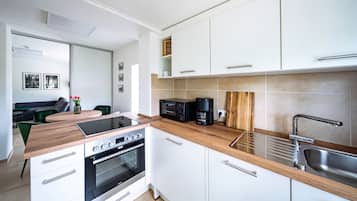 Geladeira, micro-ondas, fogão, cooktop