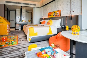 Quarto, 1 cama King (Kids Theme) | Banheiro | Chuveiro com efeito de chuva, produtos de toalete de grife