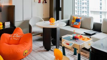 Habitación, 1 cama de matrimonio grande (Kids Theme) | 1 dormitorio, edredones de plumas, caja fuerte y escritorio