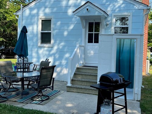 Blue Haven Cottage, walking distance to the beaches along the Bay
