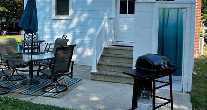 Blue Haven Cottage, walking distance to the beaches along the Bay