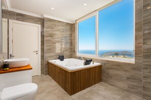 Douche, baignoire Ă jets, sĂšche-cheveux, serviettes fournies