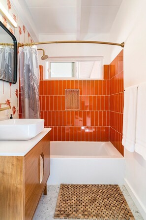 Shower, hair dryer, bidet, towels