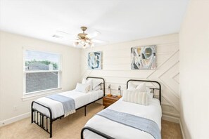 3 bedrooms, desk, iron/ironing board, free WiFi