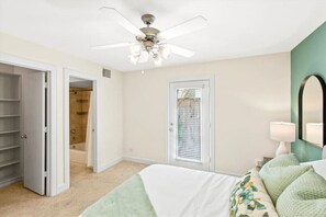 3 bedrooms, desk, iron/ironing board, free WiFi - Luxe 3B/2B! Kid Friendly! Tesla Charger!2 mi Hobby (Houston)