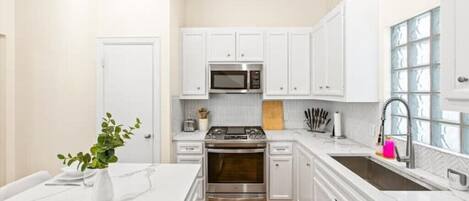 Kjøleskap, mikrobølgeovn, ovn og kokeplater