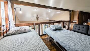 3 chambres, fer et planche à repasser, lit de bébé portatif