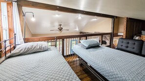 3 bedrooms, iron/ironing board, travel cot, free WiFi - Rustic Wine Country Farmhouse (Walla Walla)