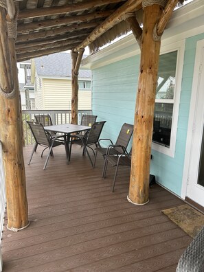 Outdoor dining - Short walk to the beach (Freeport)