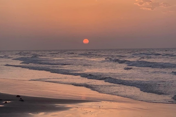 Una spiaggia nelle vicinanze, lettini da mare, teli da spiaggia