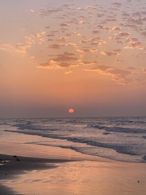 ビーチの近く、サンラウンジャー、ビーチタオル