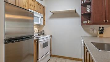 Een koelkast, een magnetron, een oven, een kookplaat