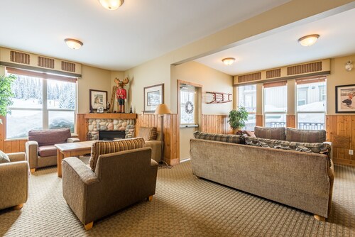 Cozy ground floor Creekside Condo, pet friendly, shared hot tub, close to trails