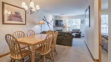 Een televisie, een open haard en boeken