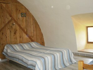 4 bedrooms, iron/ironing board, travel crib