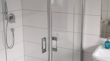 Haartrockner, Bidet, Handtücher, Seife