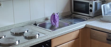 Stovetop, electric kettle, cookware/dishes/utensils, dining tables