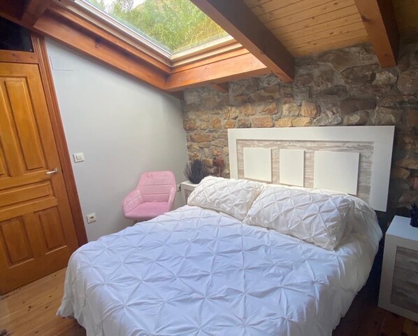 2 bedrooms, travel crib, free WiFi, bed sheets