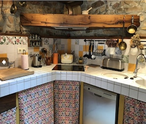Kühlschrank, Mikrowelle, Herdplatte, Geschirrspüler