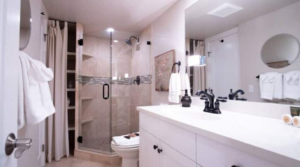 Douche, sèche-cheveux, bidet, serviettes fournies