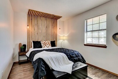 The Goldfinch: Townhouse Mins to University Sleeps 6