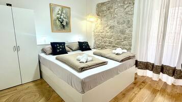 3 bedrooms, travel crib, free WiFi, bed sheets