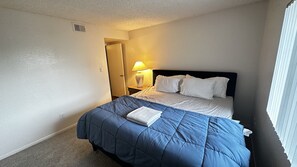 2 Schlafzimmer, Schreibtisch, Bügeleisen/Bügelbrett, WLAN