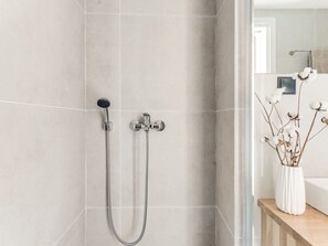 Studio, terrasse, vue sur la ville | Salle de bain
