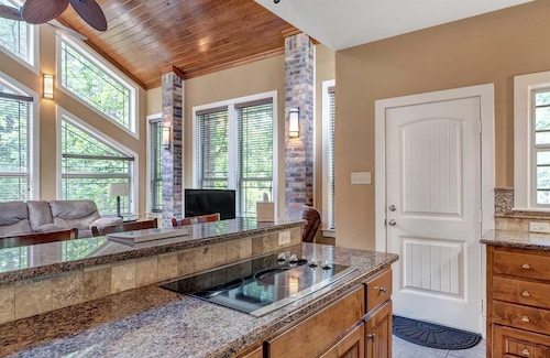 Lake Palestine Retreat – Dock, Fire Pit & Serene Views