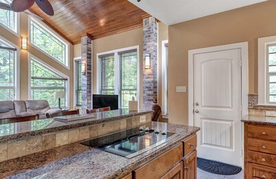 Lake Palestine Retreat – Dock, Fire Pit & Serene Views