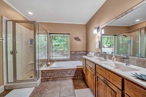 Haartrockner, Handtücher, Seife, Toilettenpapier