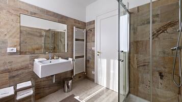 Ducha, secador de pelo, bidet, toallas