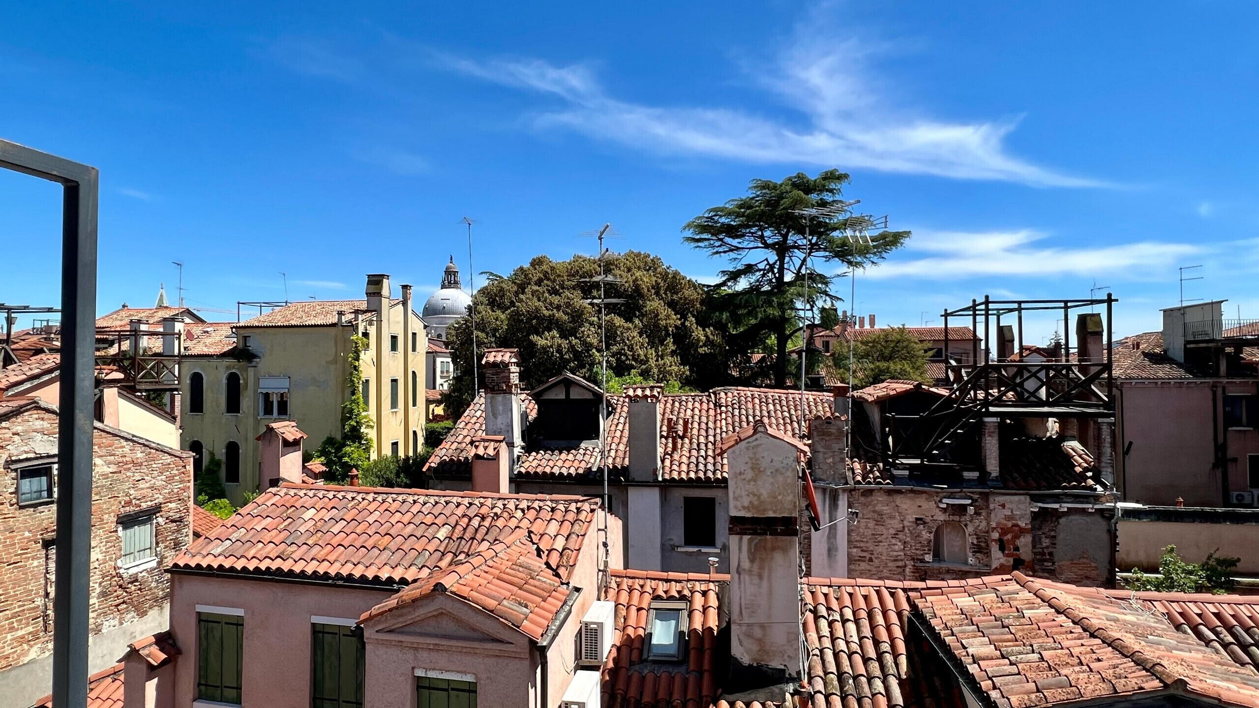 Una zona histórica urbana con arquitectura tradicional, que incluye tejados de tejas de terracota y edificios de piedra.