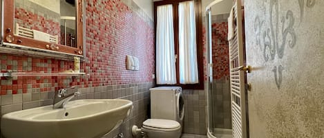 Baignoire, sĂšche-cheveux, serviettes fournies