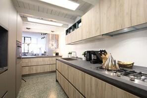 Kühlschrank, Ofen, Geschirrspüler, Wasserkocher mit Kaffee-/Teezubehör