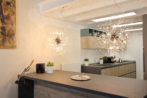 Kühlschrank, Ofen, Geschirrspüler, Wasserkocher mit Kaffee-/Teezubehör