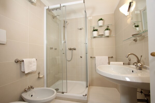 Suihku, hiustenkuivaaja, pyyhkeet